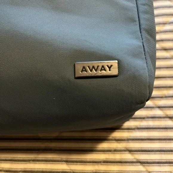 Away Unisex Toiletries Kit - Picture 4 of 6